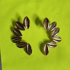 Goldtone large leaf 🍃 post earrings
